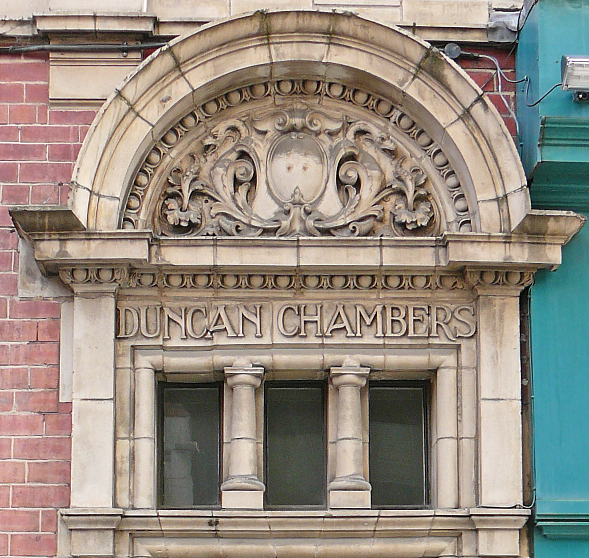 the building has the name duncan chamberers on it