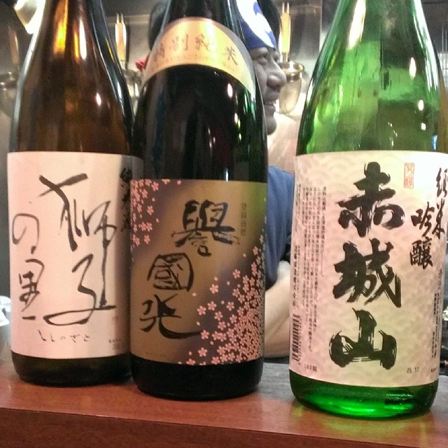 four bottles of wine, one green and one brown with chinese writing