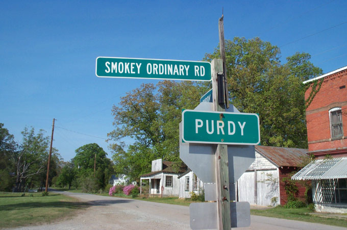 the street sign shows where smokey ordinary rd is
