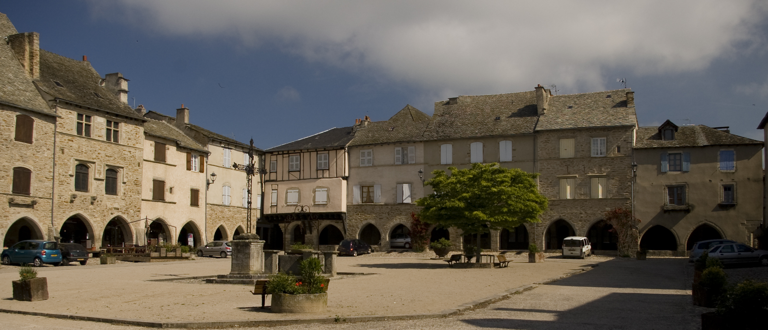 an image of a courtyard in the middle of town