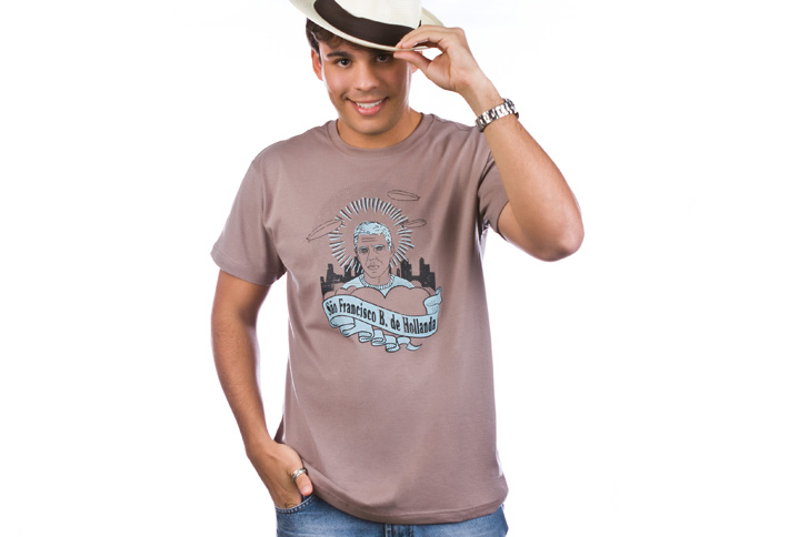 a smiling man wearing a fedora and a shirt that says'don't worry '