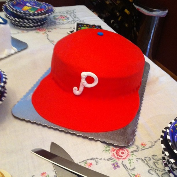 there is a large hat made out of fondant