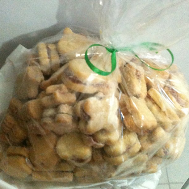 a plastic bag full of cinnamon crunch cookies