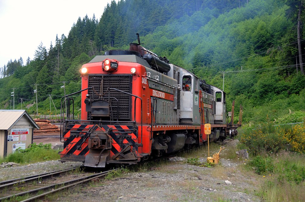 a train engine pulling its cars down the tracks