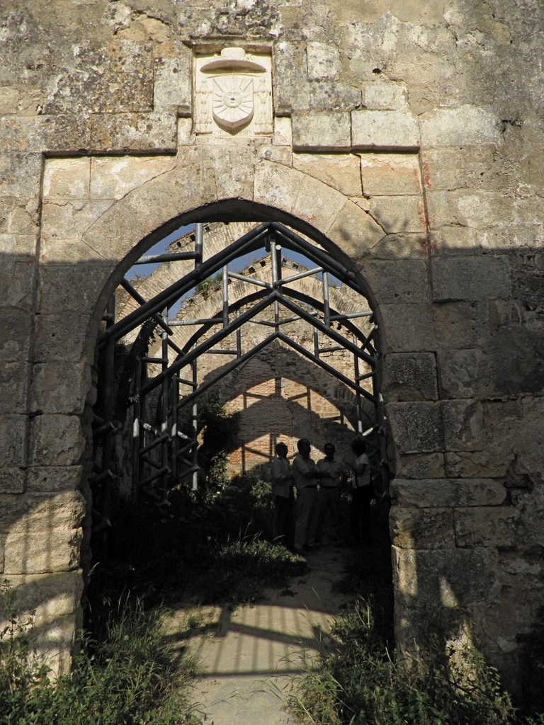 a archway is in the wall where people walk down