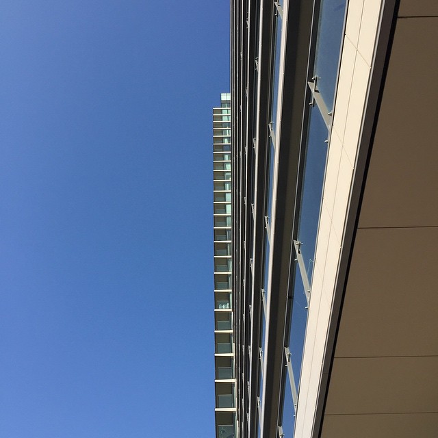 the corner of a tall building is facing the other side of it