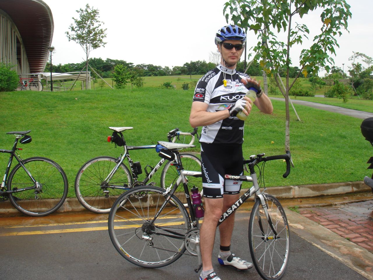 a man is holding onto his bicycle while waiting for the start