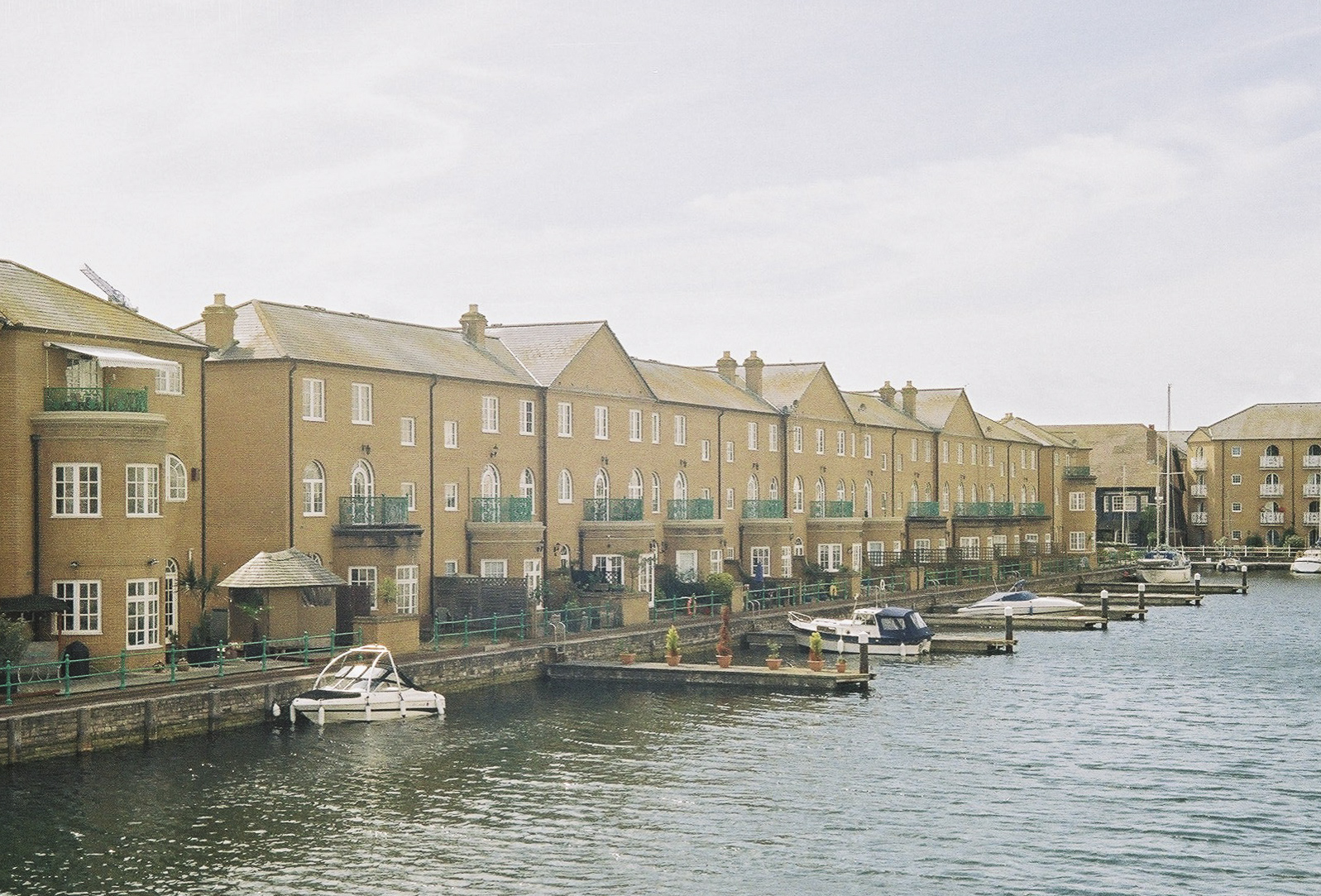 a bunch of houses are beside the water