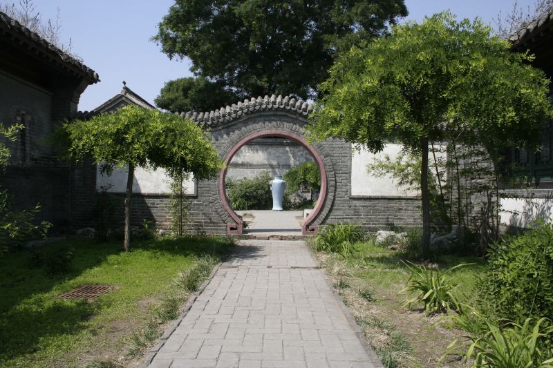 the garden is surrounded by a long archway