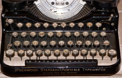 an old style antique typewriter that was used in the early 20th century