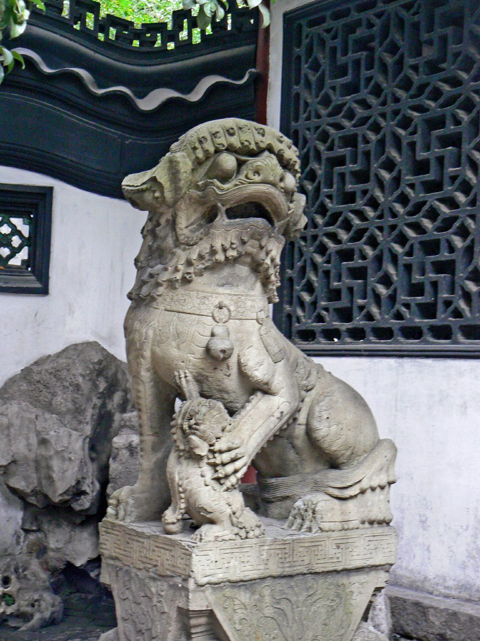 a lion statue in the middle of a courtyard