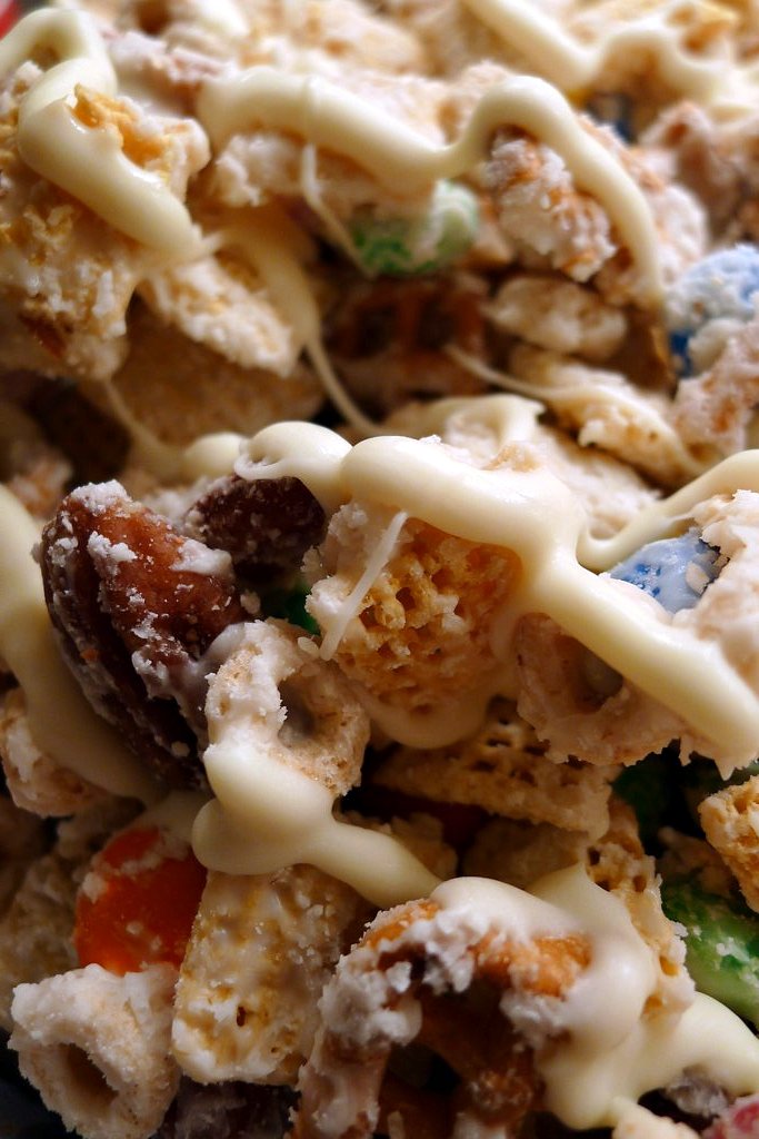 close up of pasta salad with dressing drizzled around it