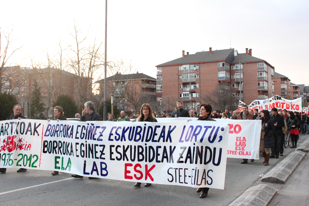 a protest held in a parade with a large banner saying, la blab esk steexias