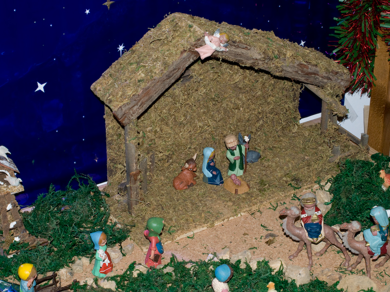 this nativity scene features baby jesus, wise men and angels