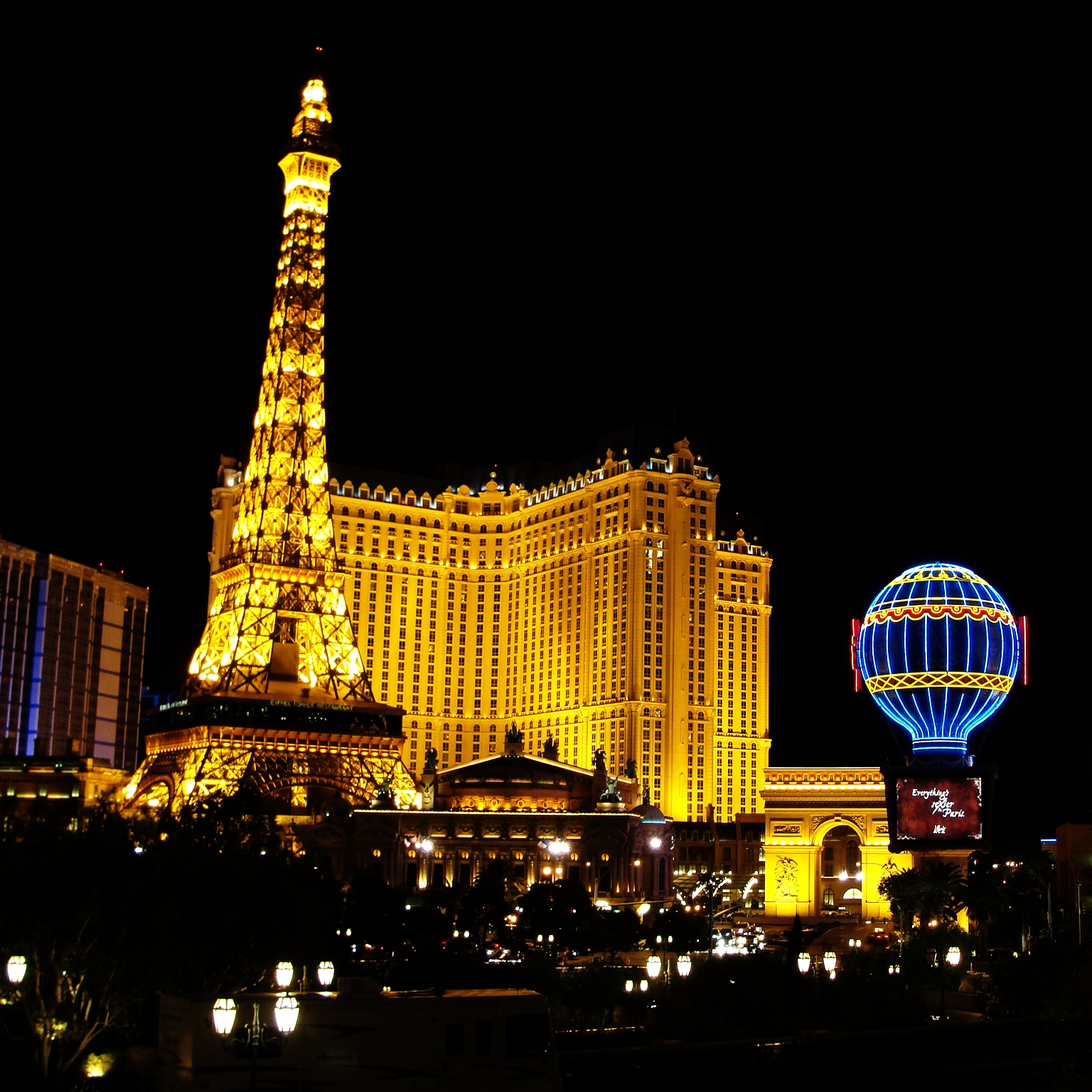 night scene of the las vegas strip with el and tower lit up