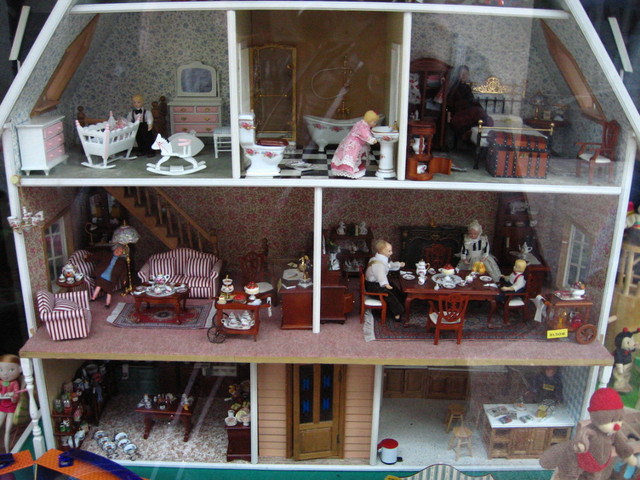 this is a dollhouse with furniture and decorations on it