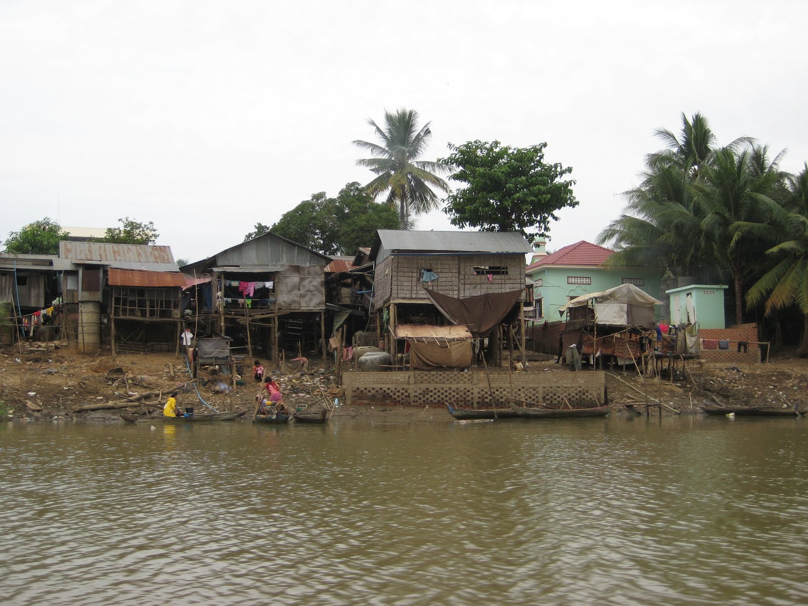 a small village with several houses sitting on the shore