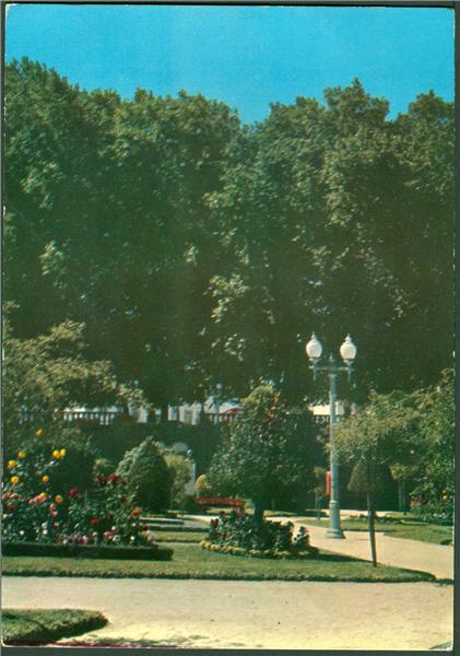 an old po of the gardens in a park