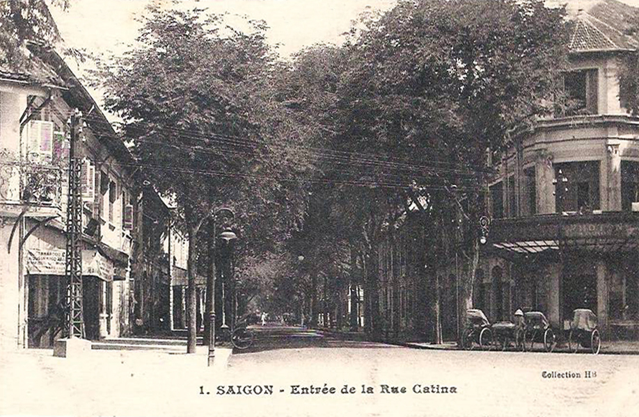 a black and white po of people, horse and carriage