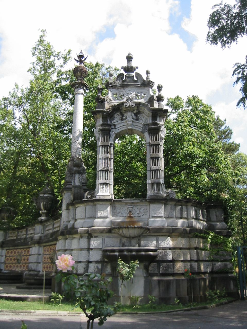 the monument was built in stone for the soldiers