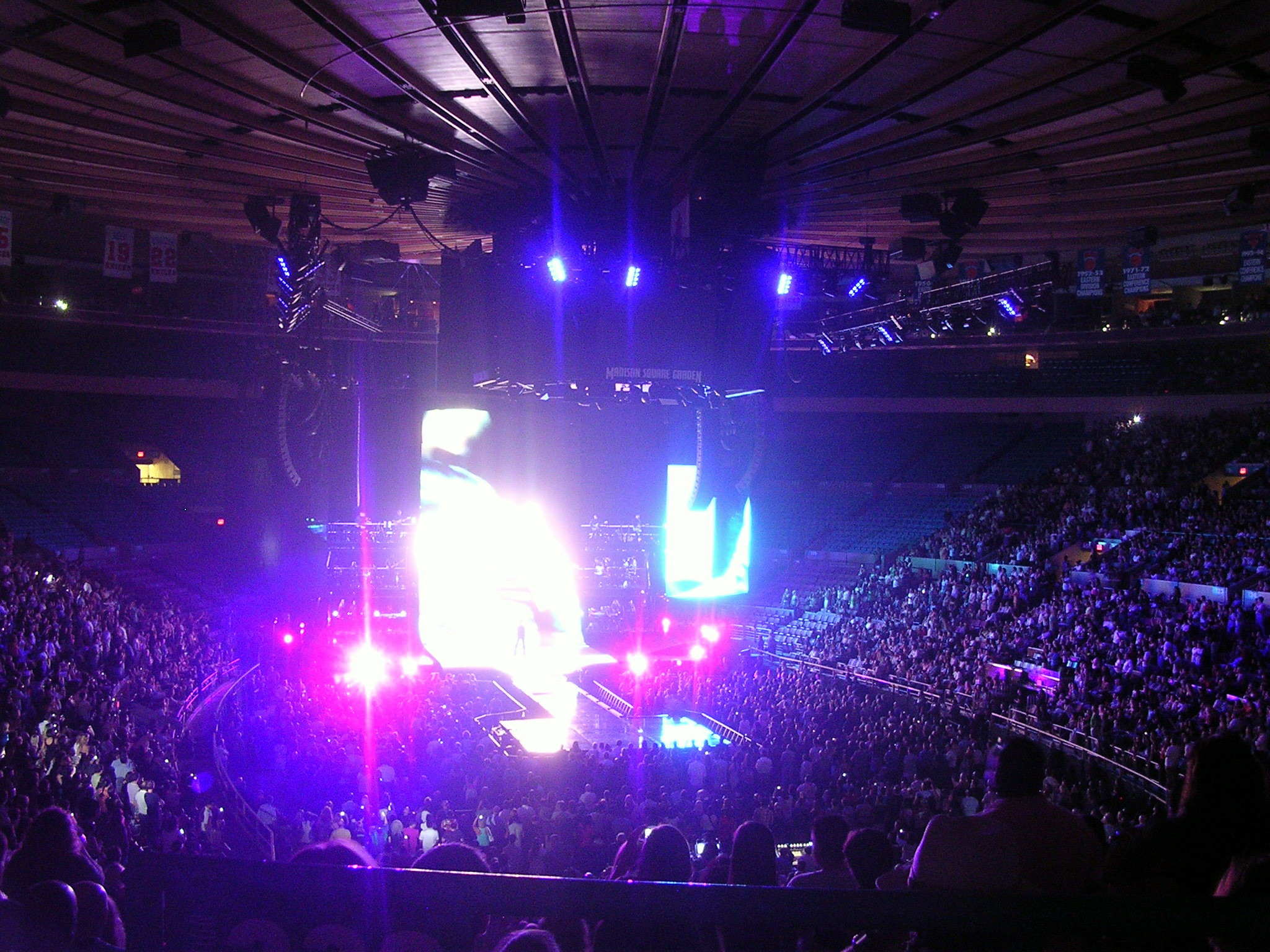 there are lights on a stage in the middle of a concert