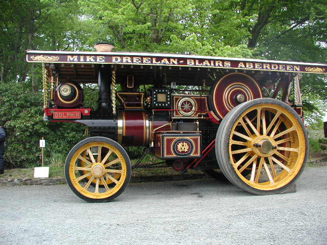 an antique replica of a steam powered engine is displayed