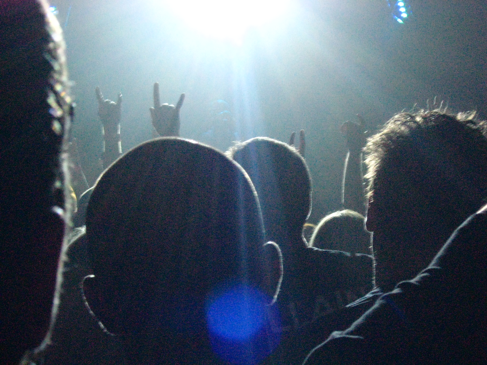 there is a crowd at the concert in front of the lights