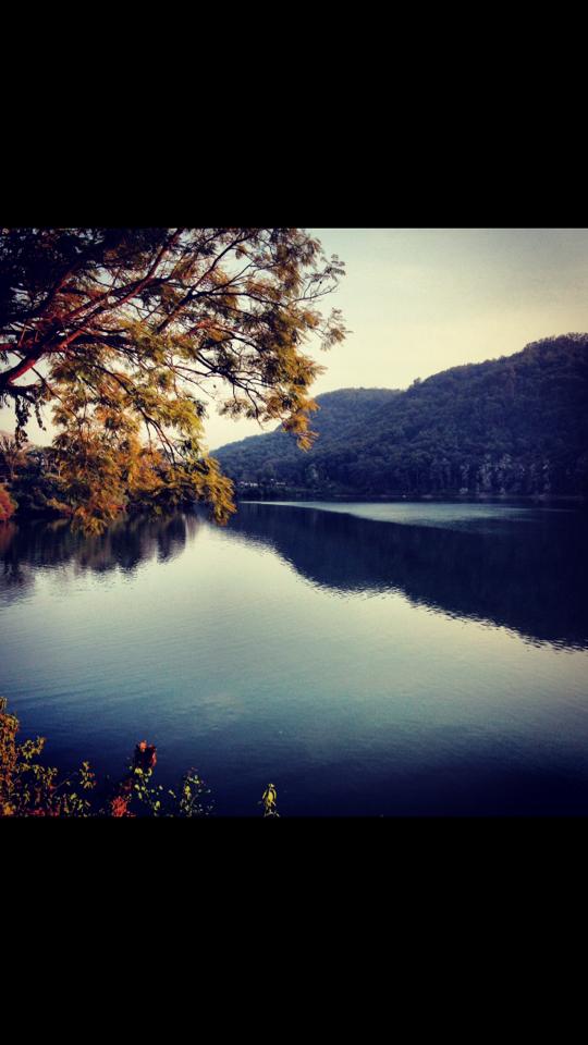 an image of a lake in the middle of the day