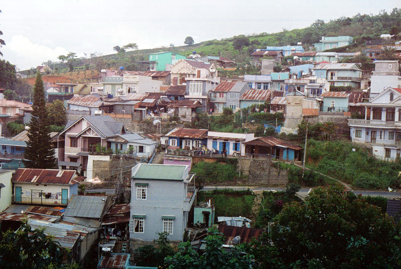 there is a large amount of houses all along the hillside