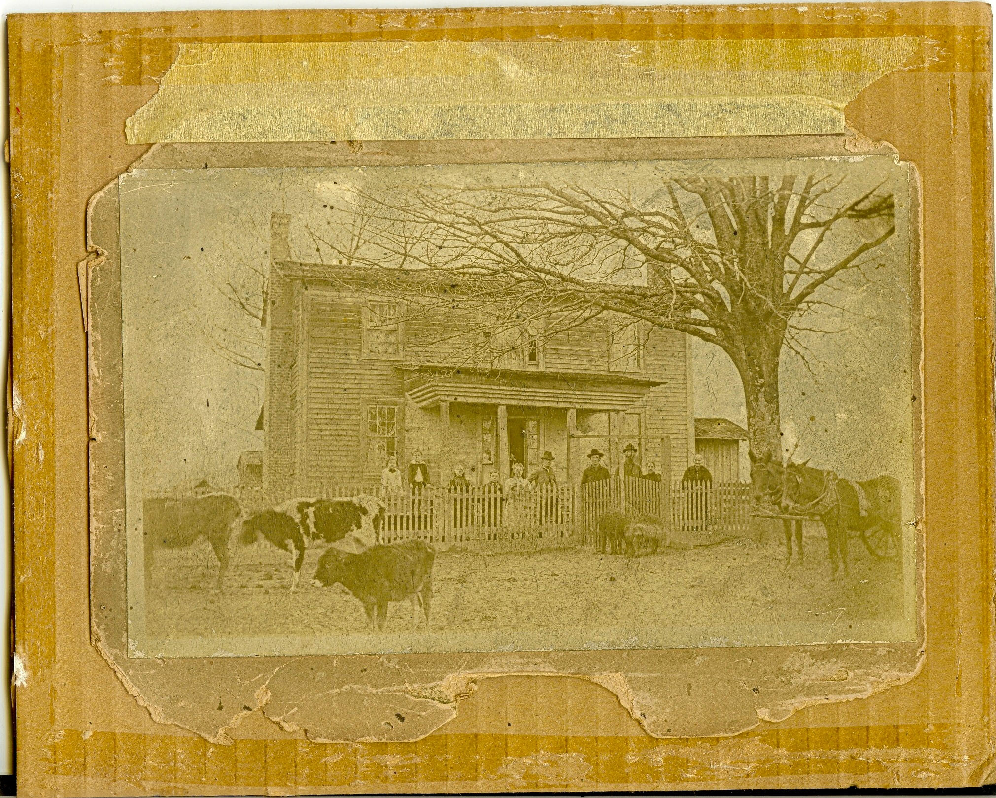 this is an old time picture of a cabin