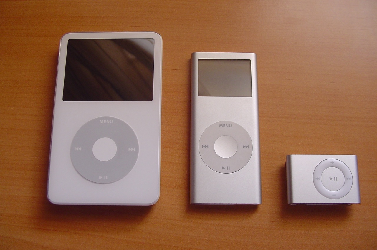 there are two mp3 players with an ipod beside it