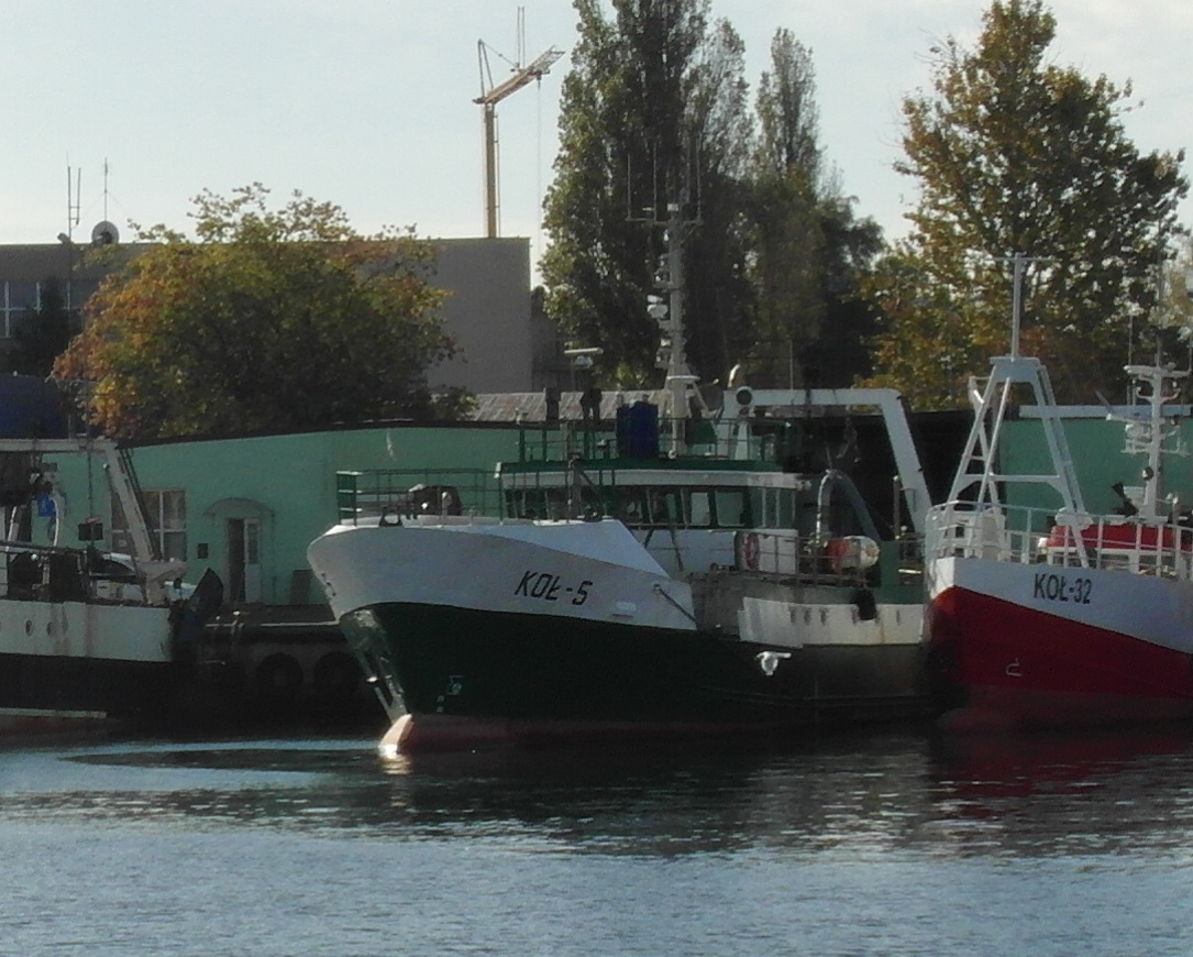 three boats are docked at the dock