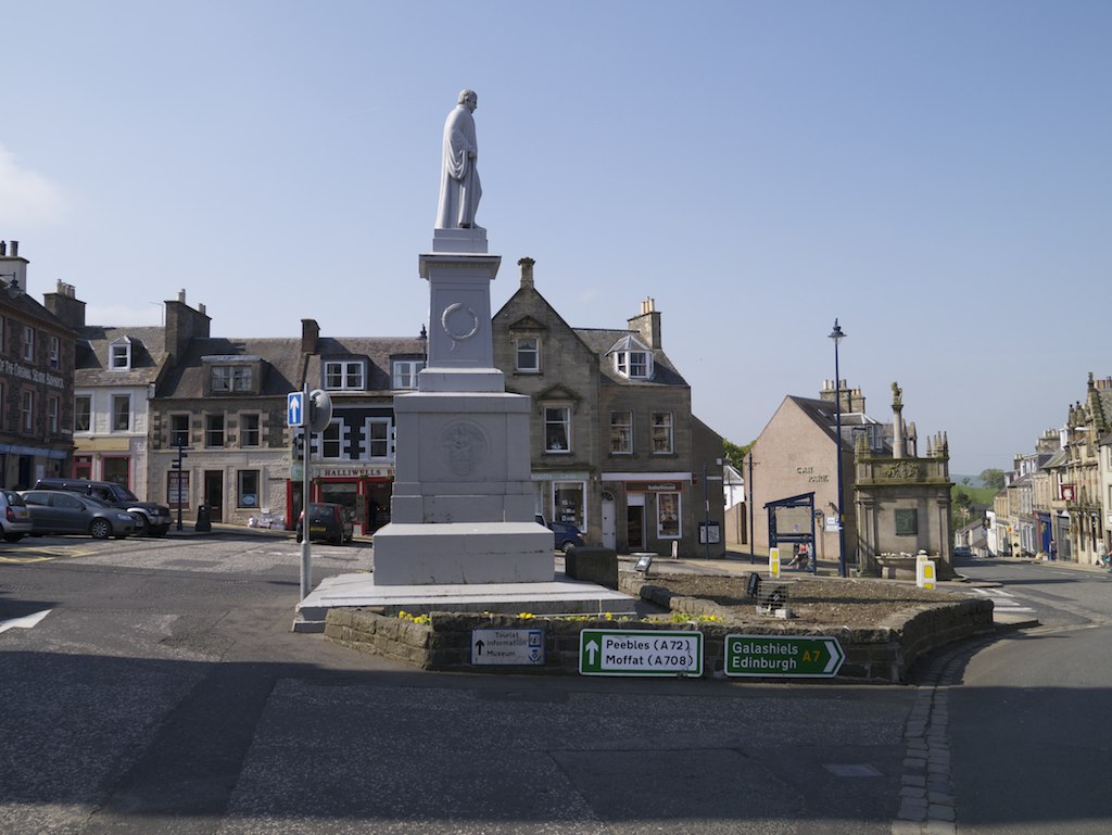 a monument sits in the middle of a town street
