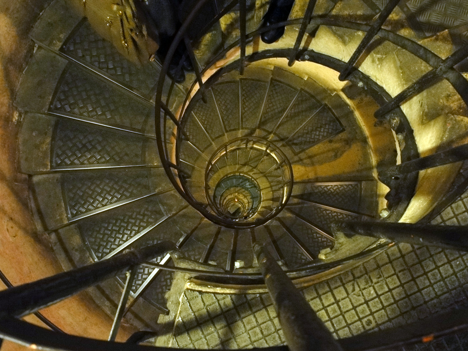 a spiral staircase s from the inside