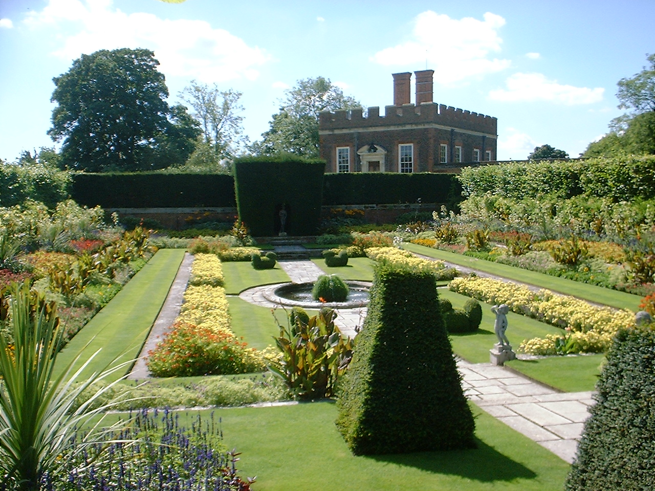 there is a large garden with a lot of plants and hedges