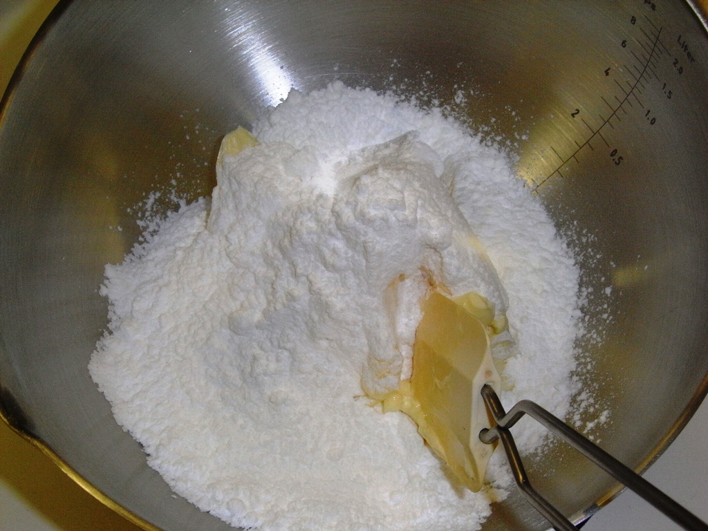 a mixer with flour, sugar and er in it