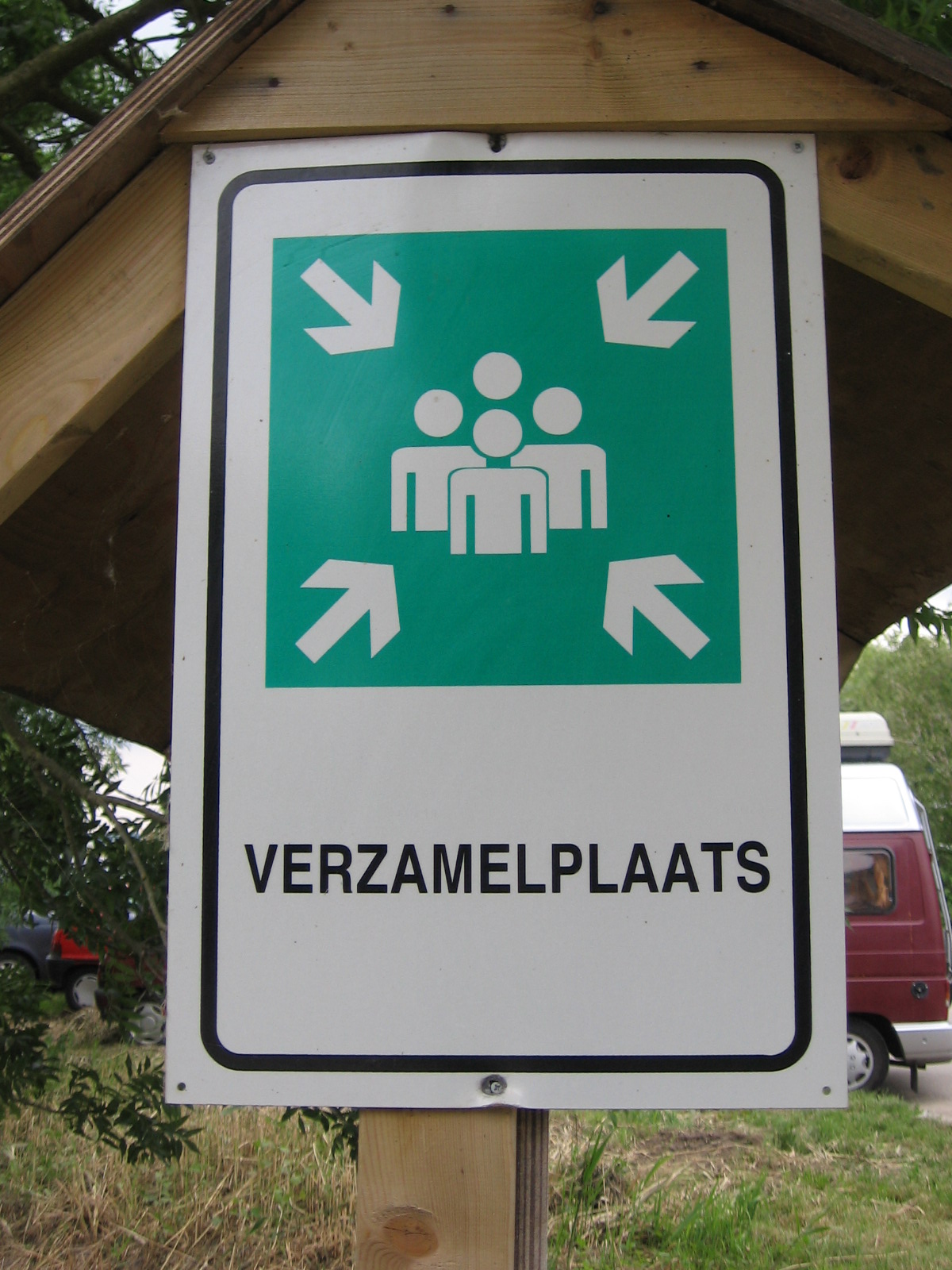 sign for a family in german that says veramieplats
