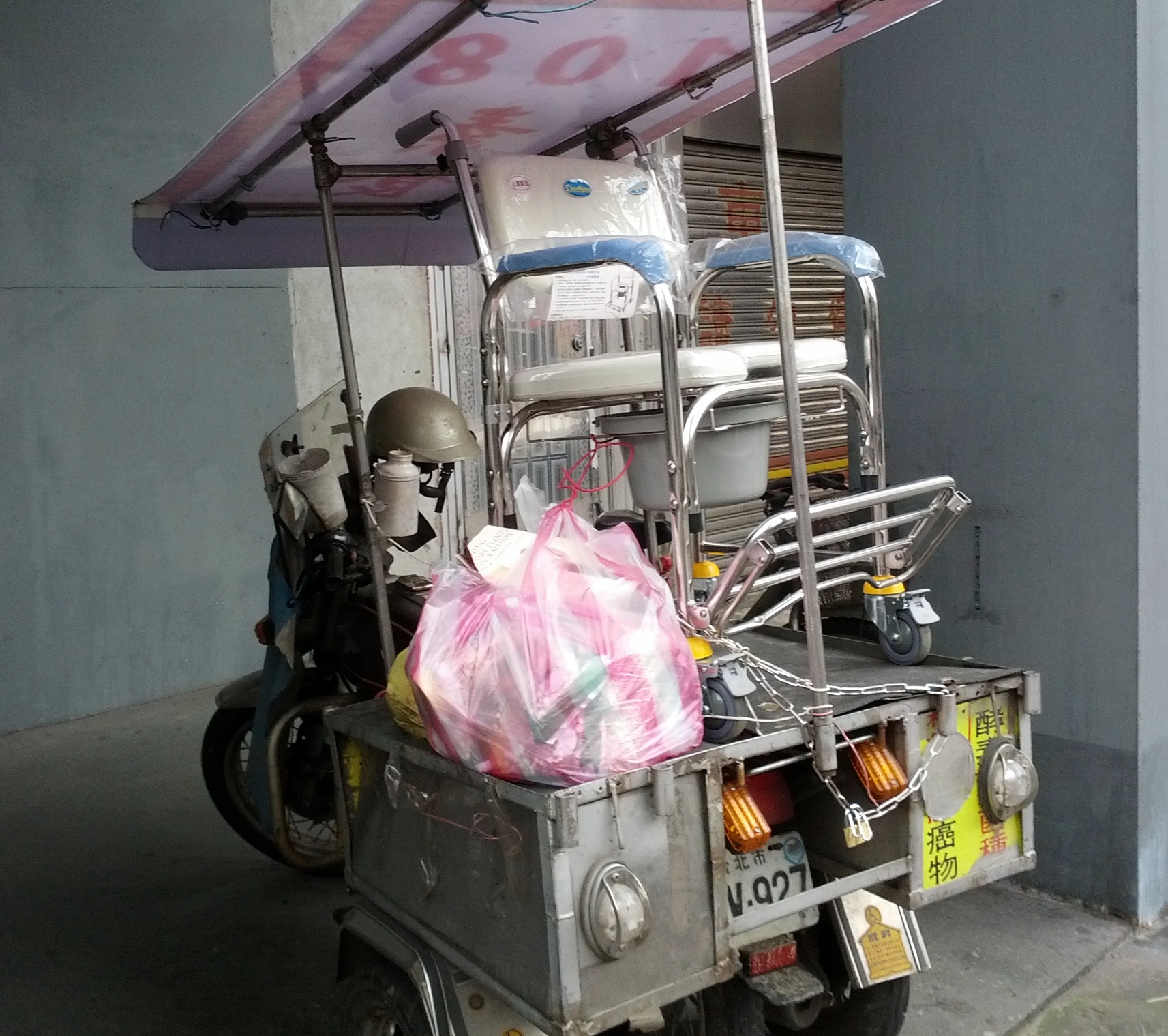 a motorcycle cart is loaded with items from a store
