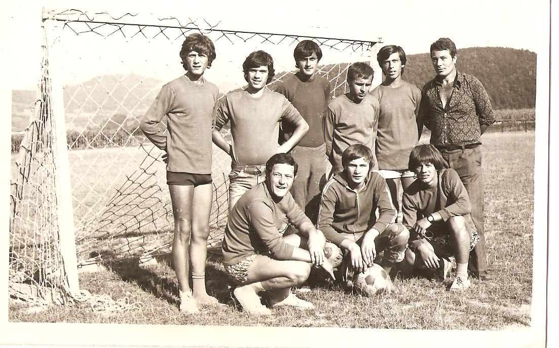 old pograph of a team in front of a soccer goal