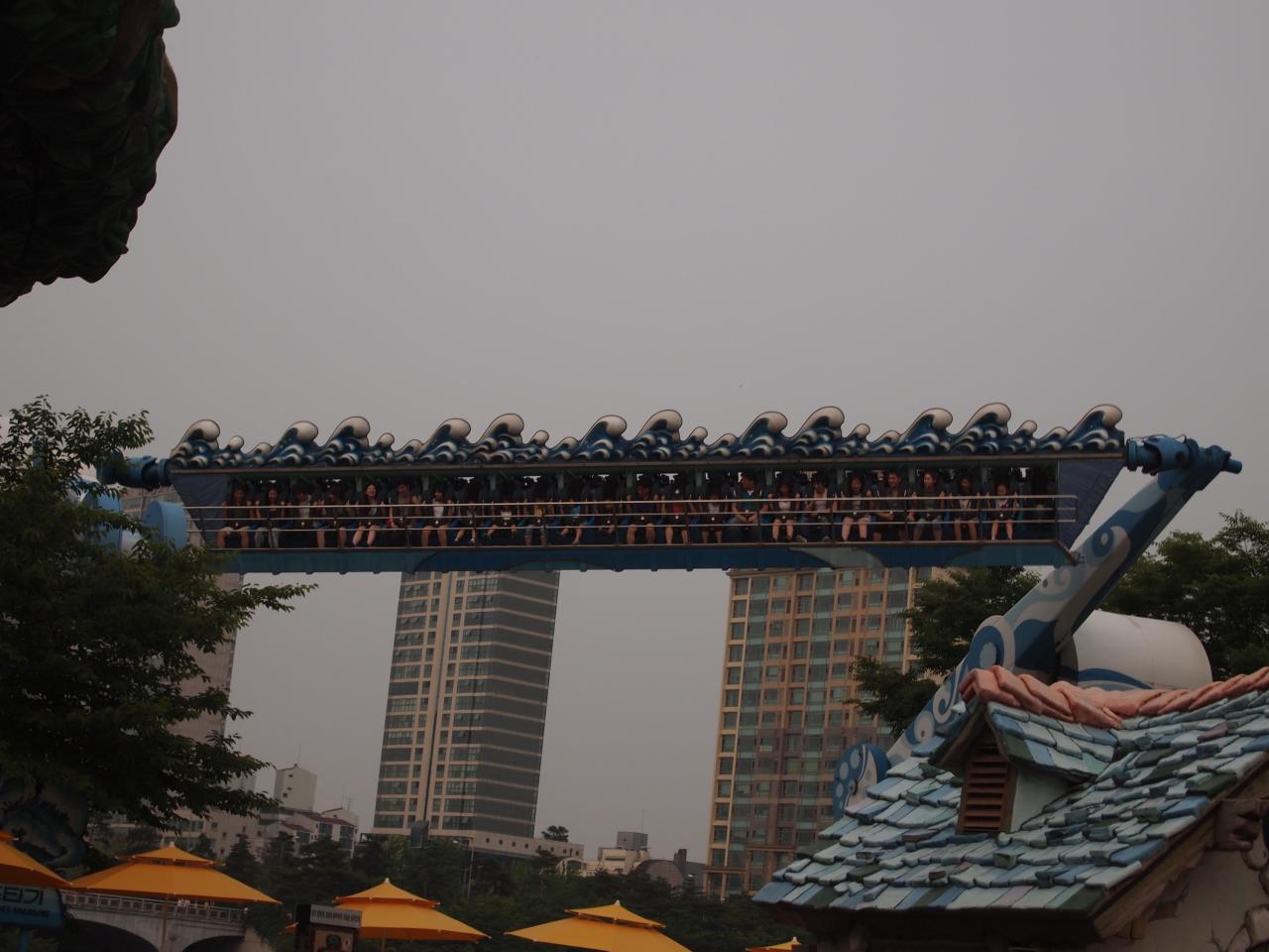 a large group of people riding on top of an amut ride