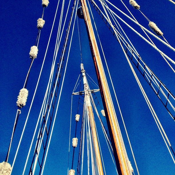 this is a boat mast with many sails