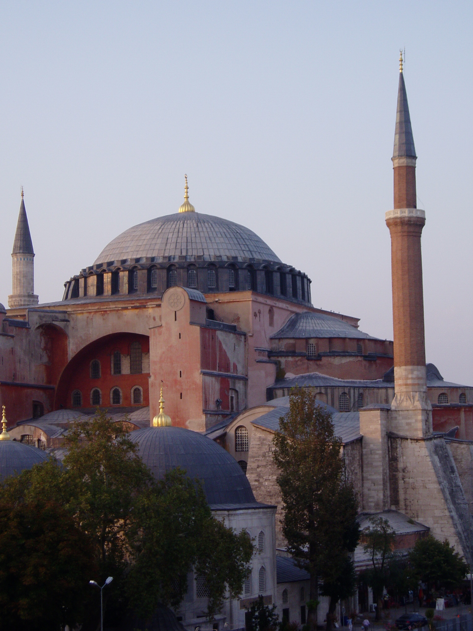 the large building has two large towers on it's sides