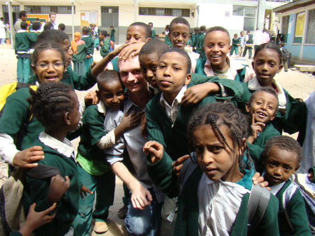 there are many children that are together and posing for a picture