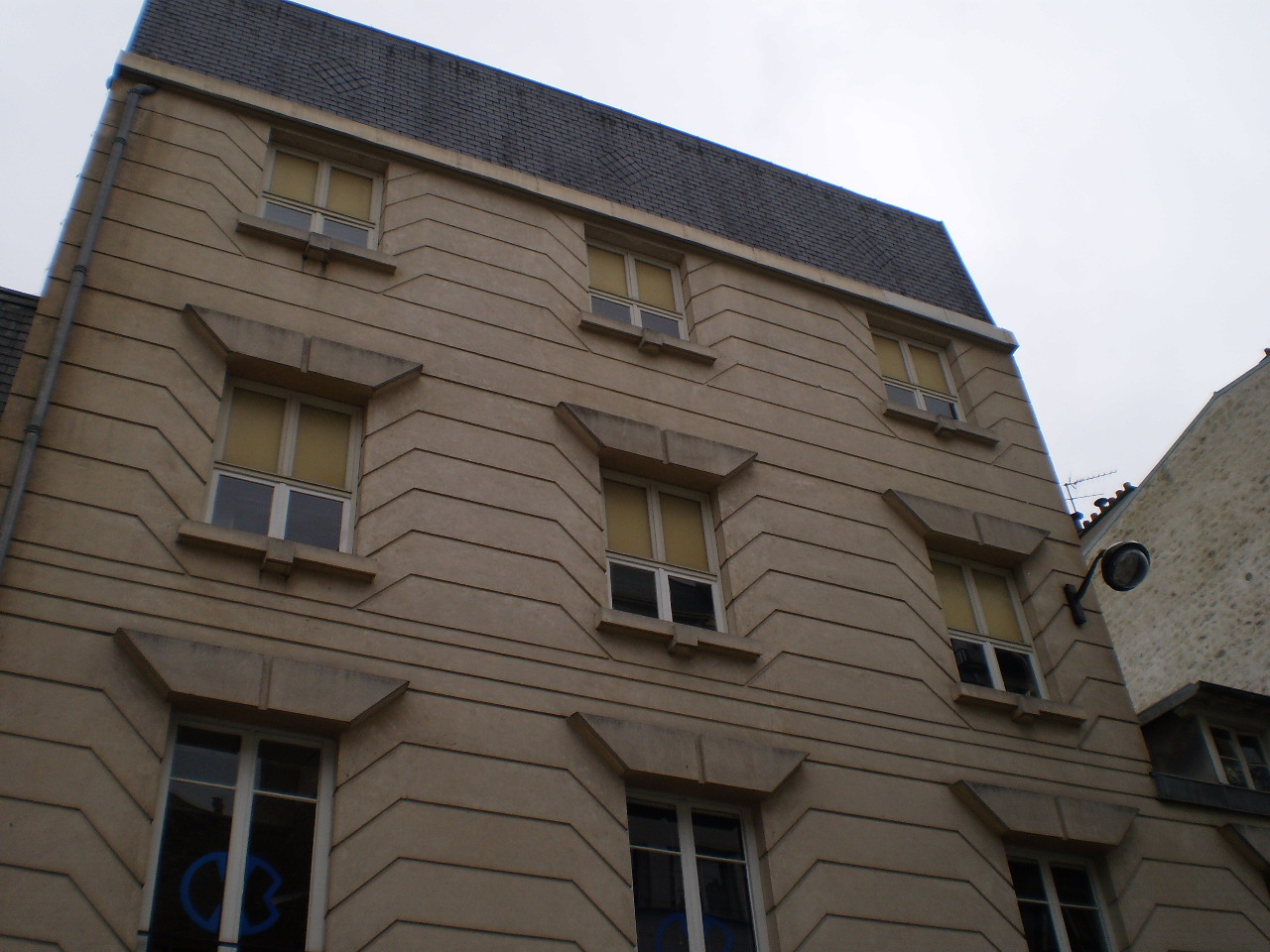 a multilevle building with multiple windows