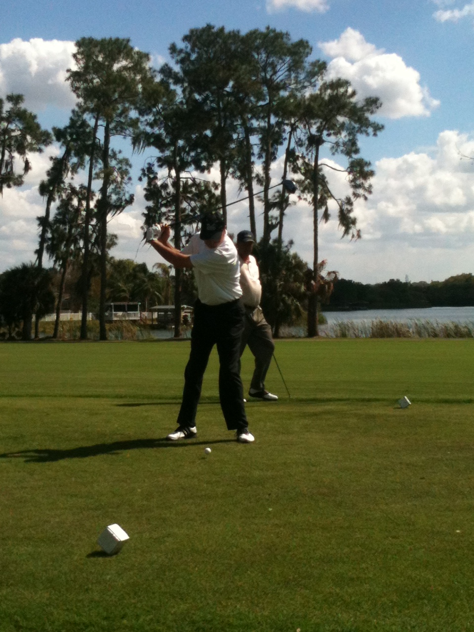 the young woman is practicing golf on the tee