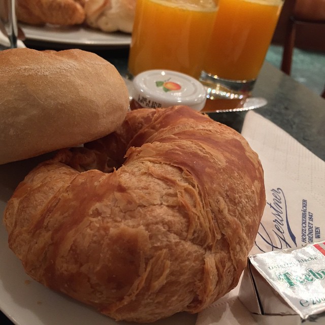 bread, er, and juice sit on a plate