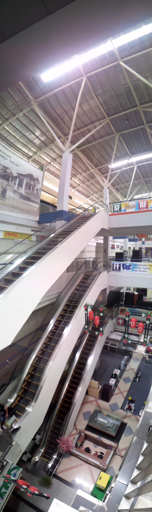 an indoor shopping center with lots of equipment