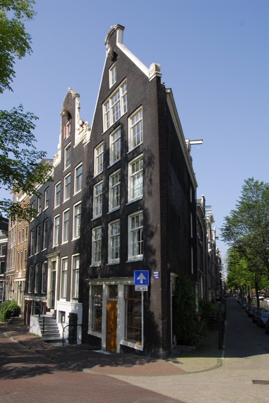 the corner of an apartment building has many windows