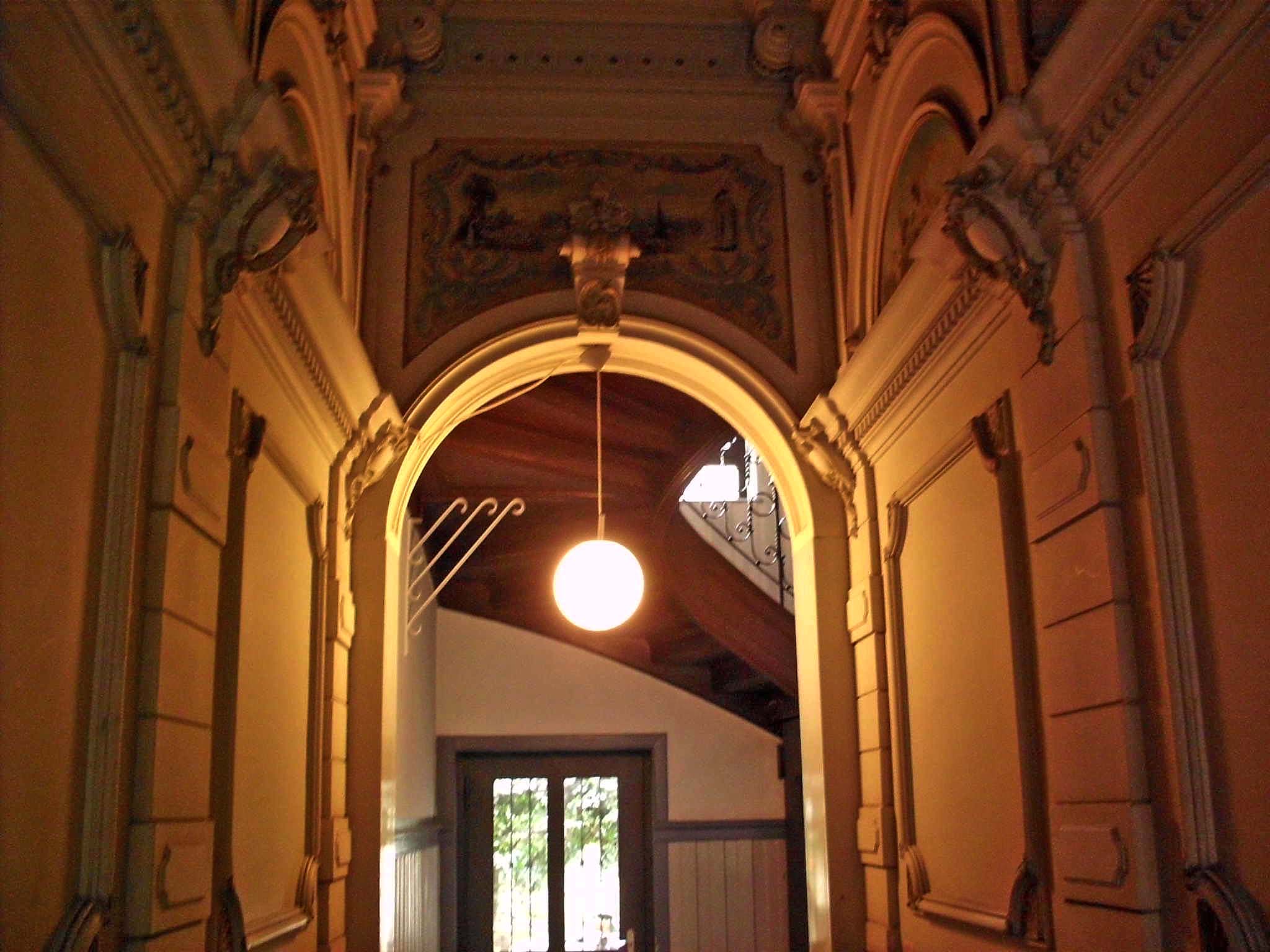 a doorway that has an archway between it and the floor