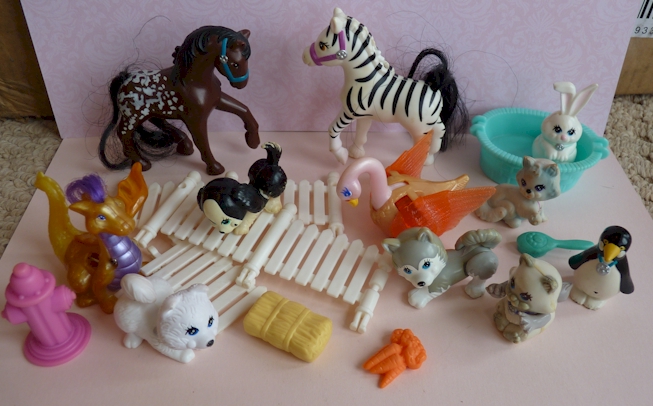 many toys are placed around an object like a fence